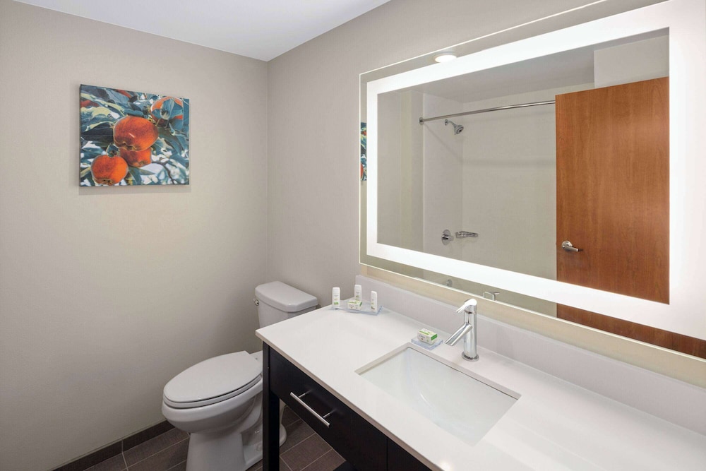 La Quinta Inn & Suites by Wyndham Wenatchee 32/34