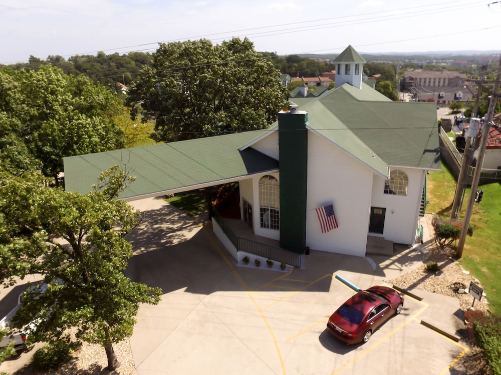 Branson Surrey Inn 36/65