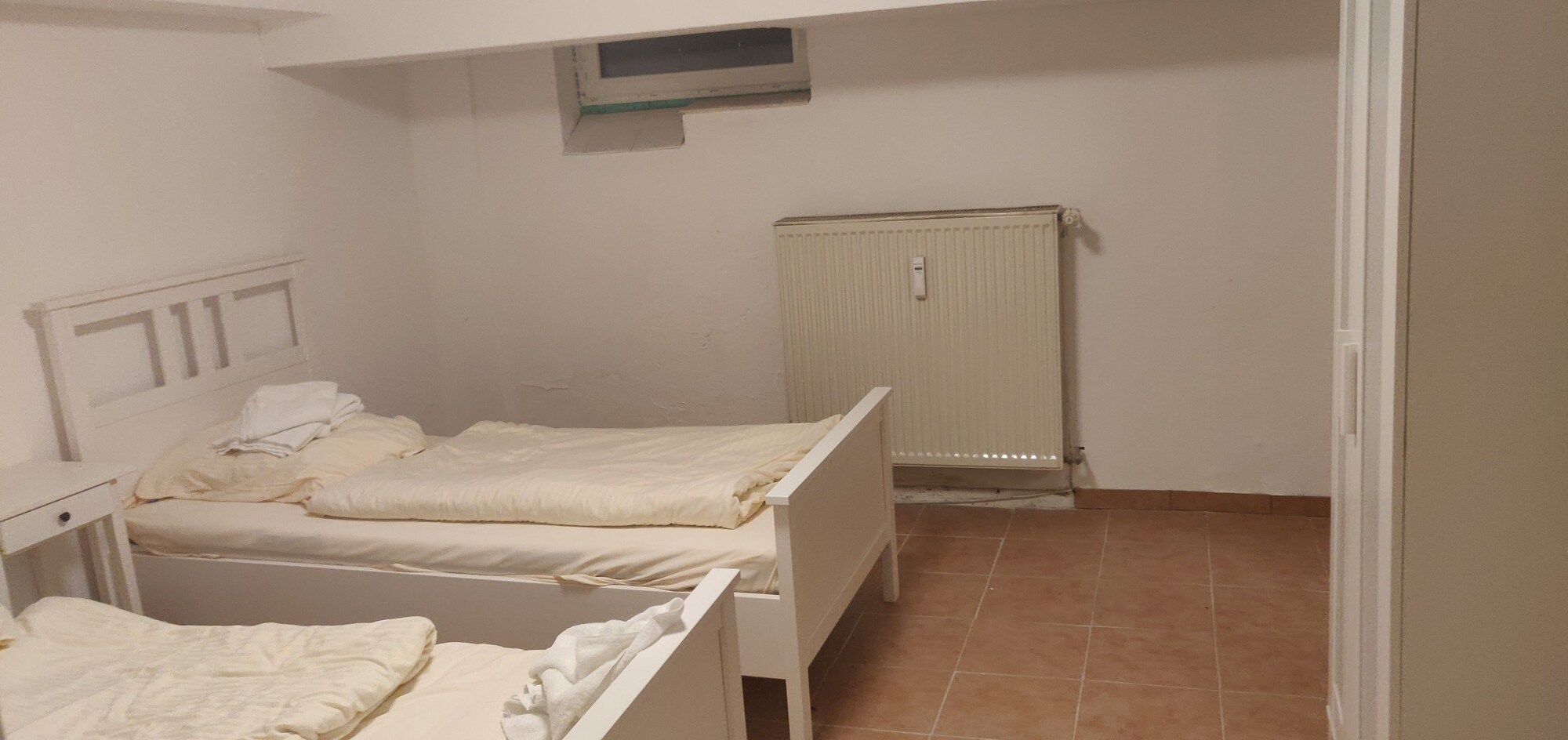 ROOM, QUADRUPLE
