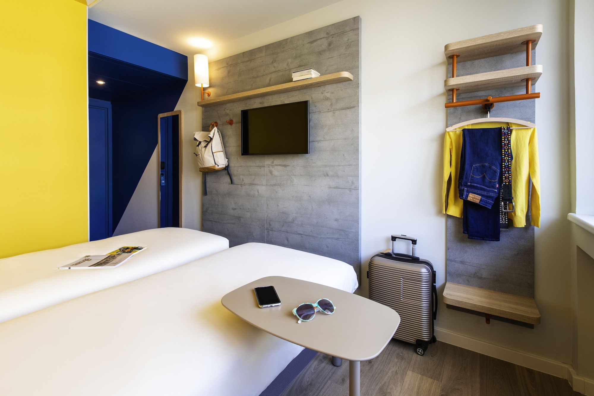 ROOM, TWIN BEDS