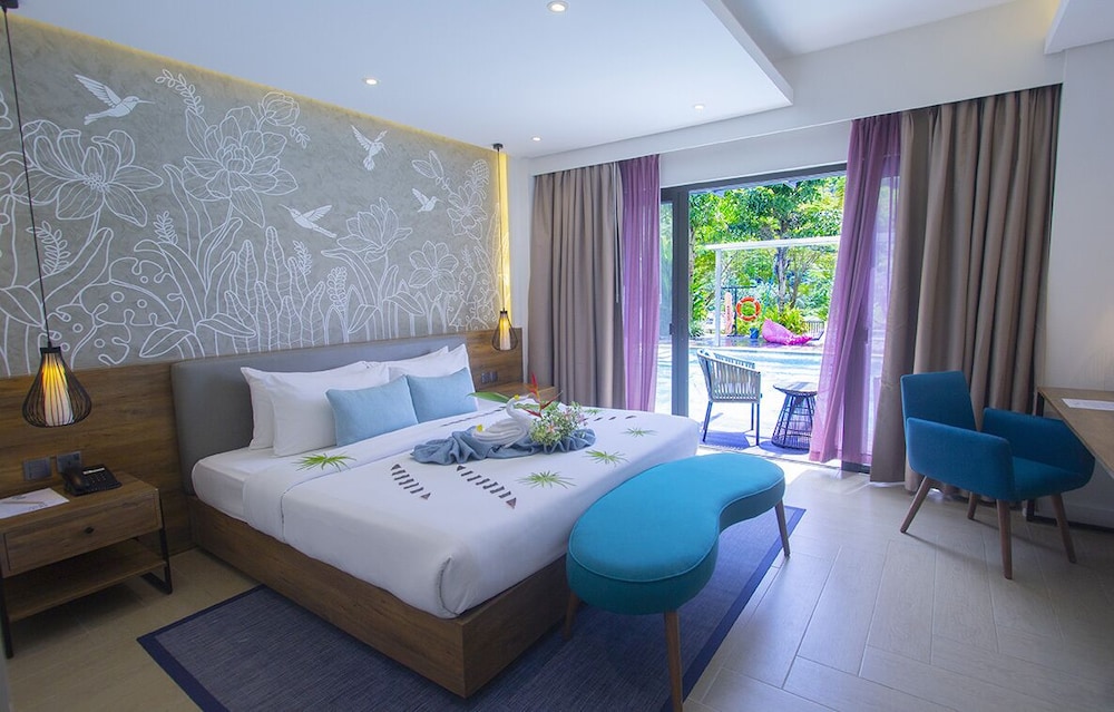 Premier Grand with Pool Access Connecting Room