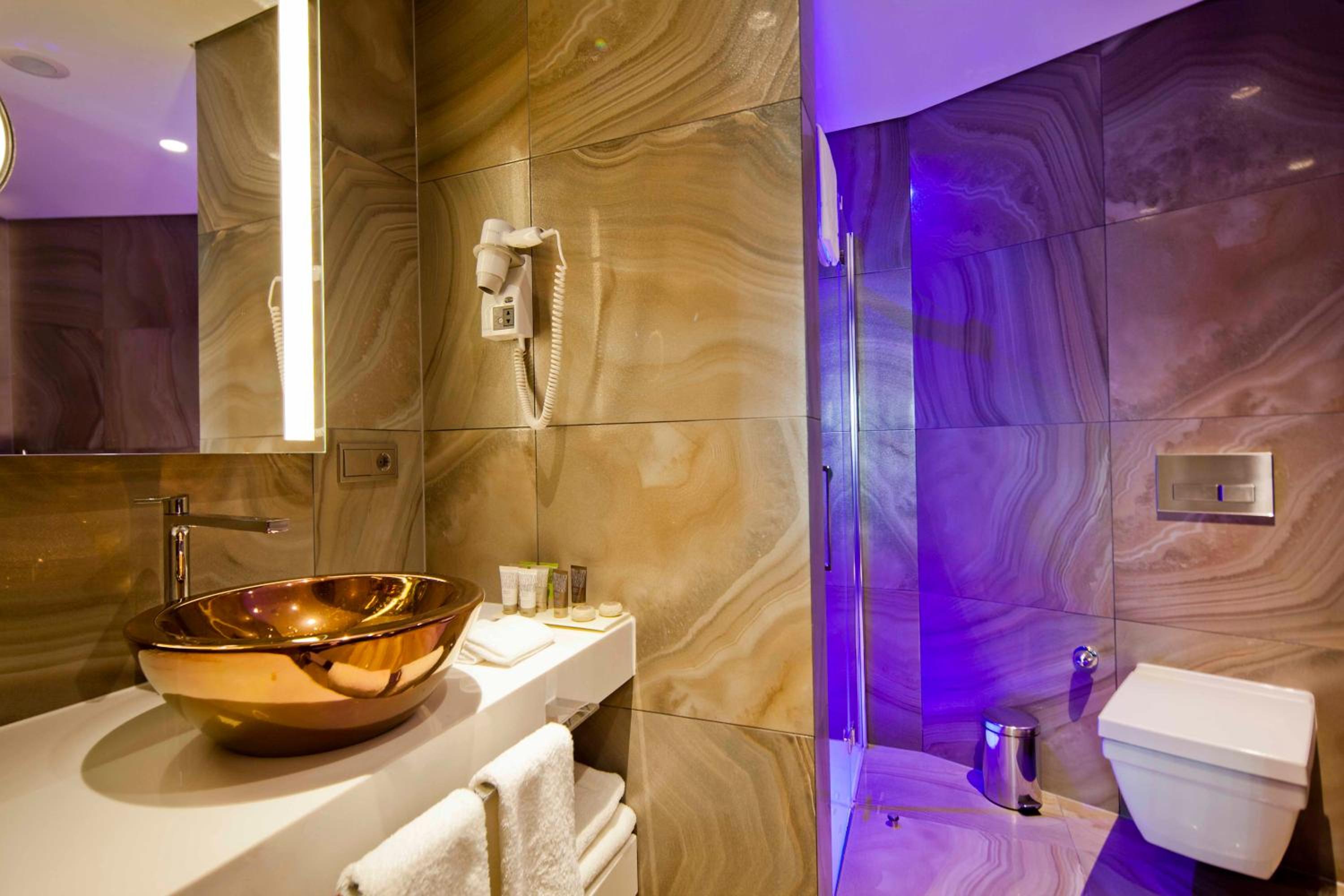 غرفة فاخرة بسرير مزدوج مع أريكة، Lasagrada Hotel Istanbul 9/10