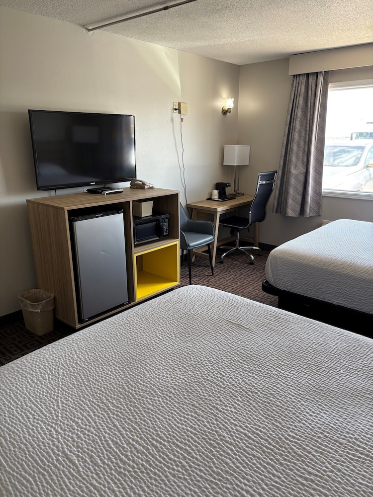 Days Inn by Wyndham West Branch Iowa City Area 27/42
