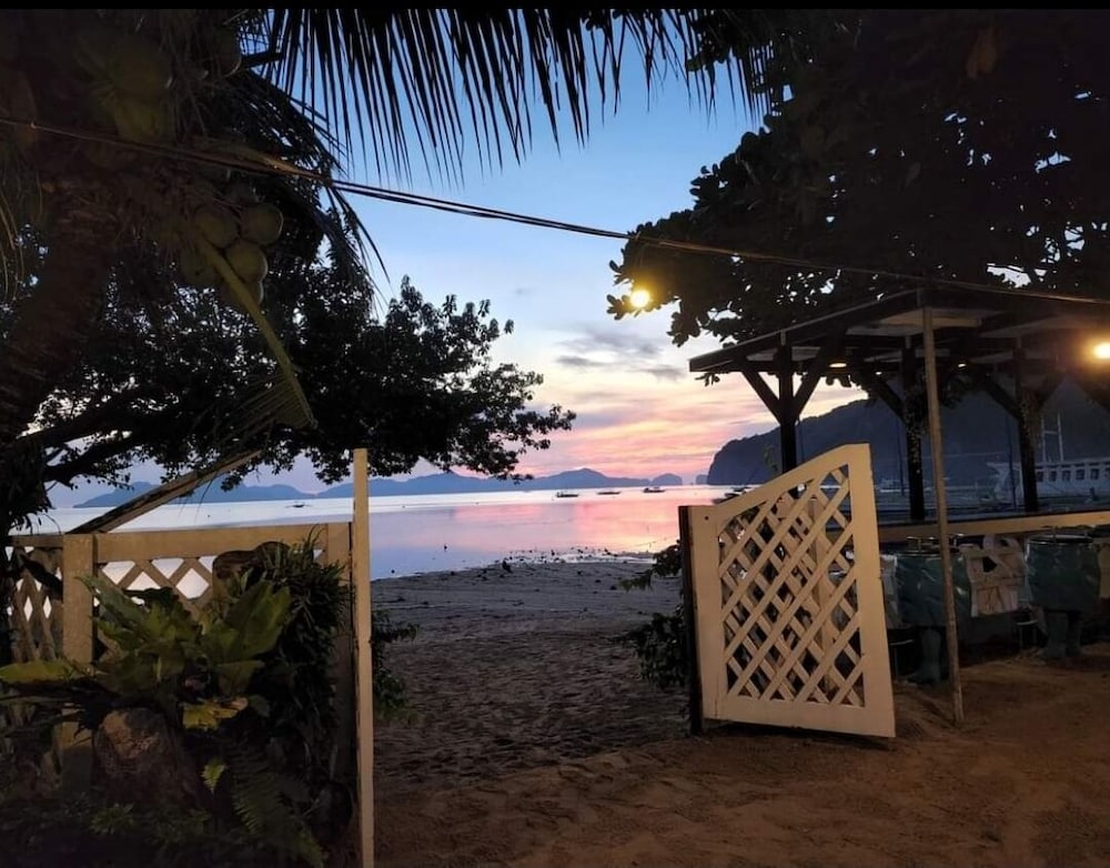 Stunning Republic Beach Resort 54/58