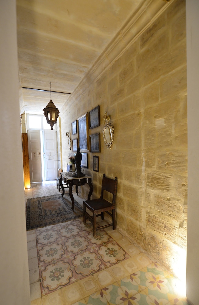 Paulos Valletta 23/50
