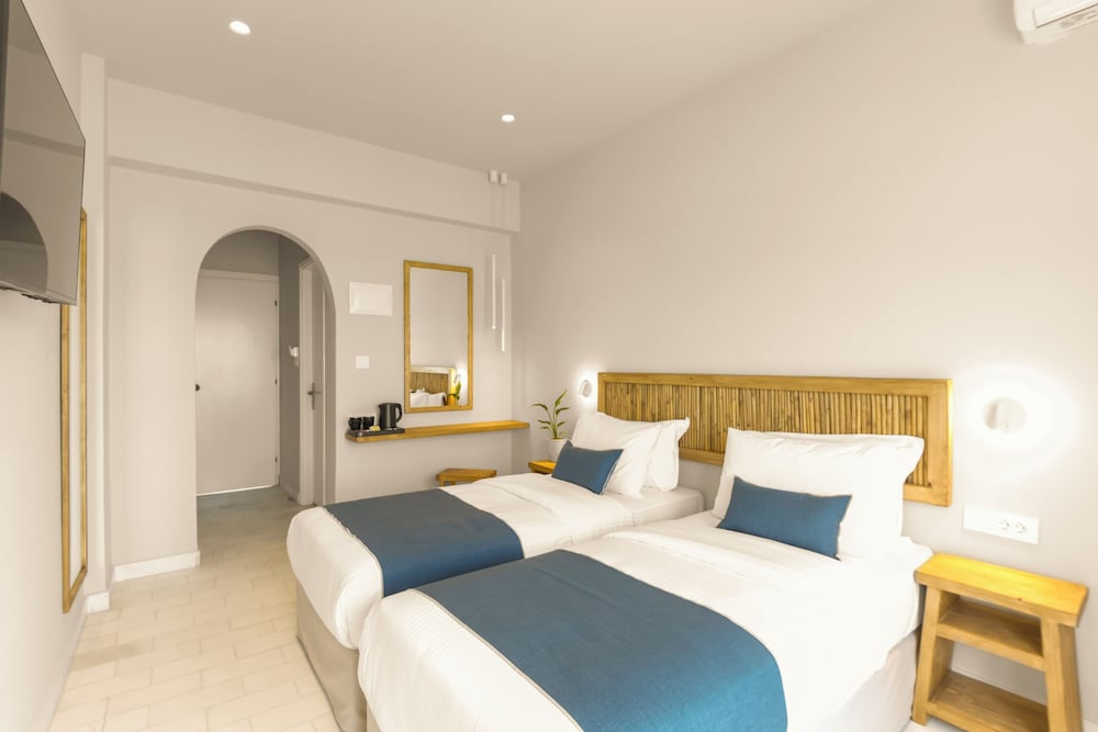 غرفة قياسية بسريرين منفصلين بإطلالة على البحر بشرفة، Pandrossos Hotel 6/10