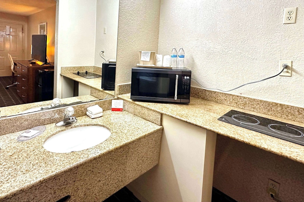 Days Inn & Suites by Wyndham Bossier City 45/50