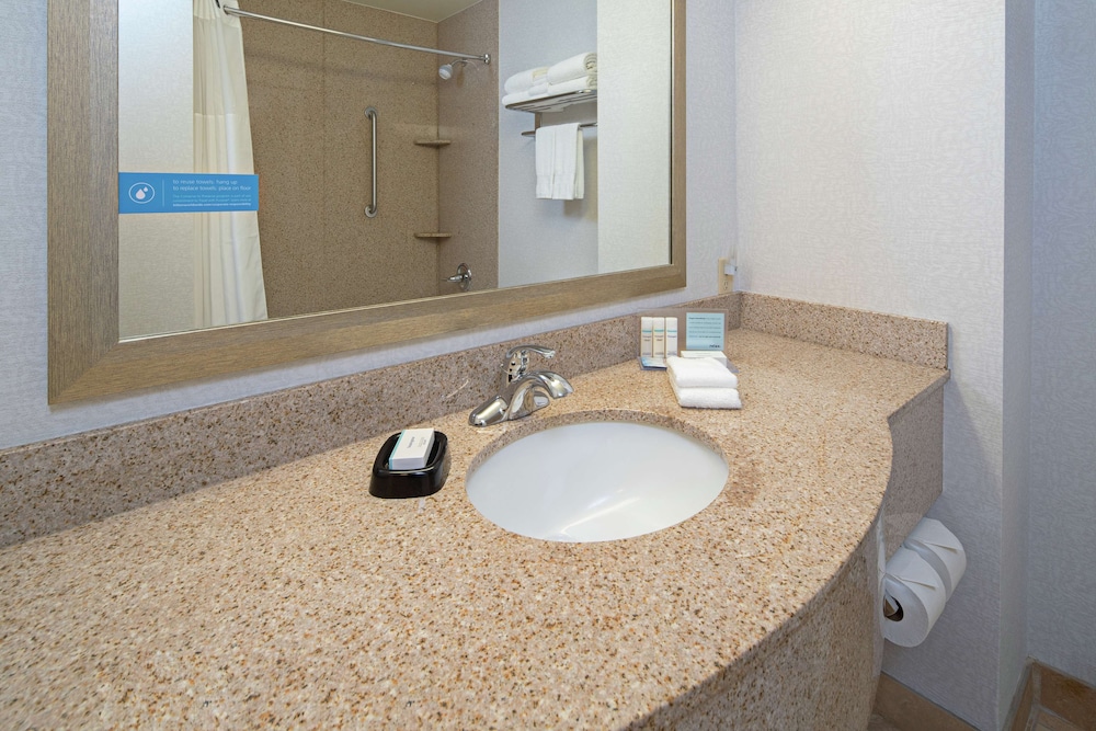 Hampton Inn Suites Bremerton 29/57