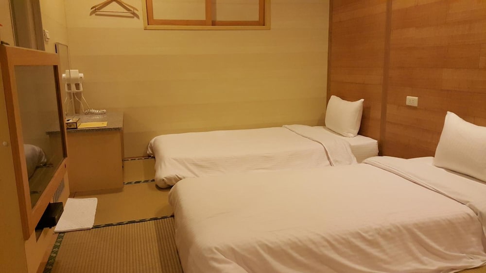 Empire Hotel 14/52