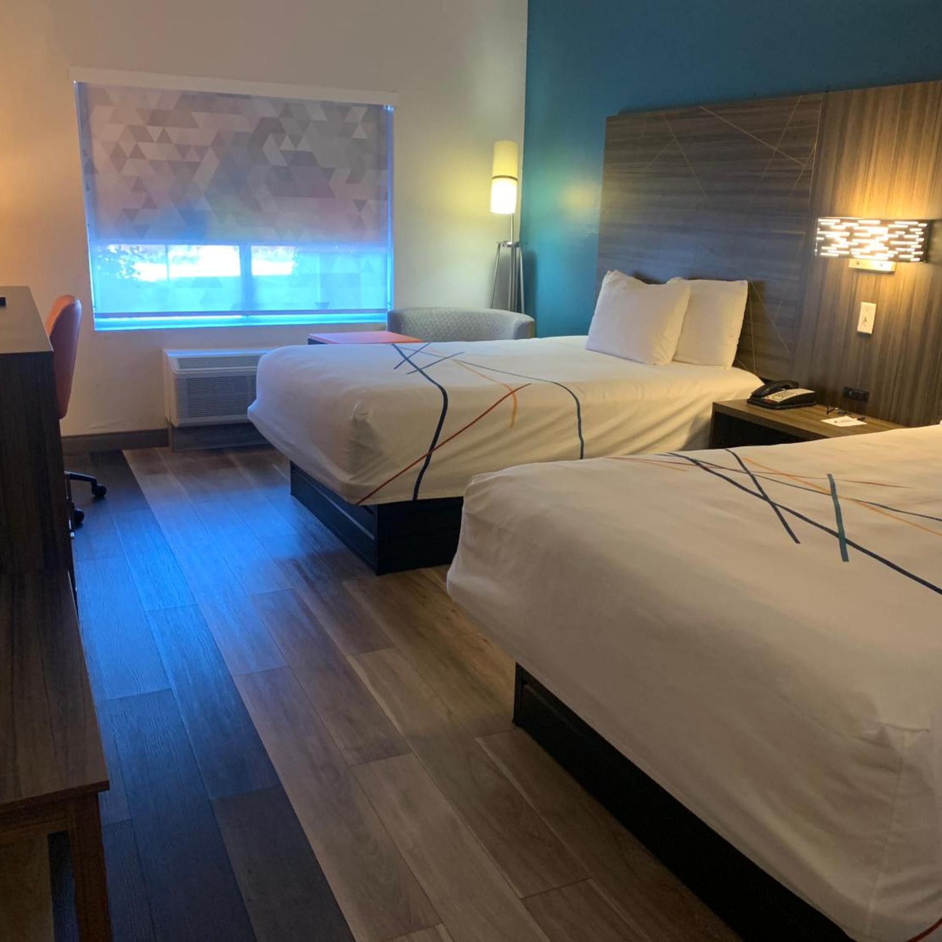 غرفة بسريرين كوين بحوض استحمام لذوي الإعاقة، La Quinta Inn & Suites by Wyndham OKC North - Quail Springs 3/10