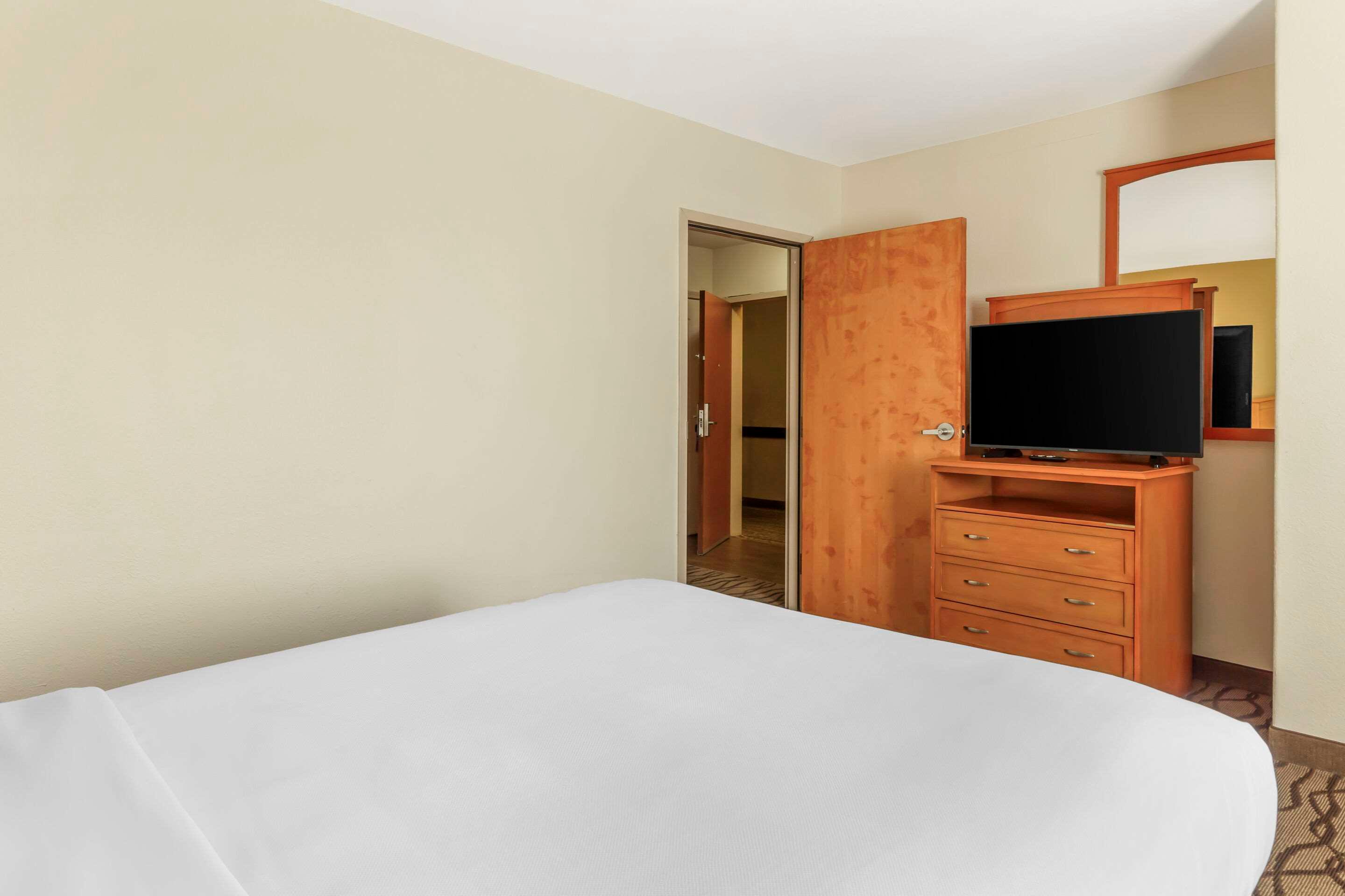 EFFICIENCY, SUITE, QUEEN BED