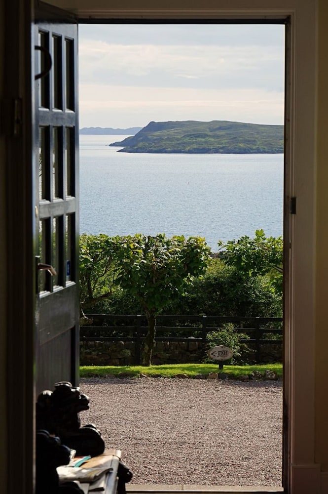 Summer Isles Hotel 38/50
