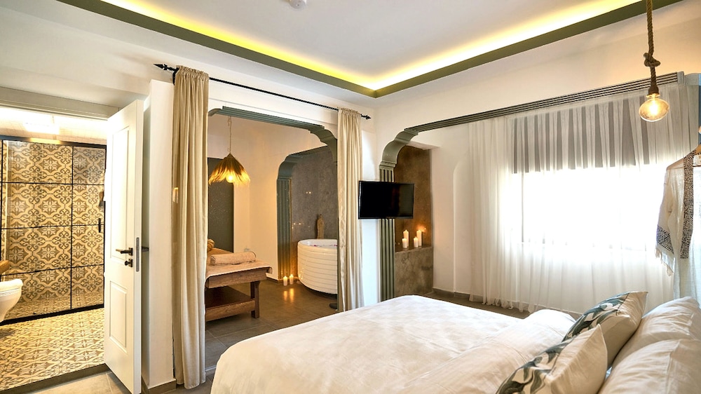 Honeymoon, Suite, Queen Bed, Courtyard View, Hot Tub