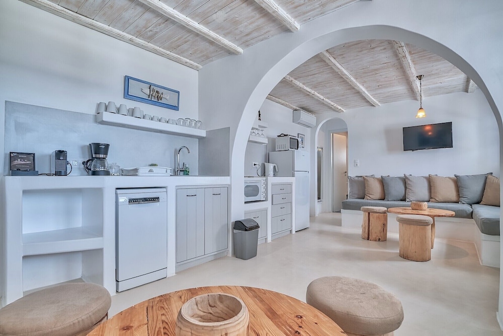 Dolphin Antiparos Villas and Suites 20/50
