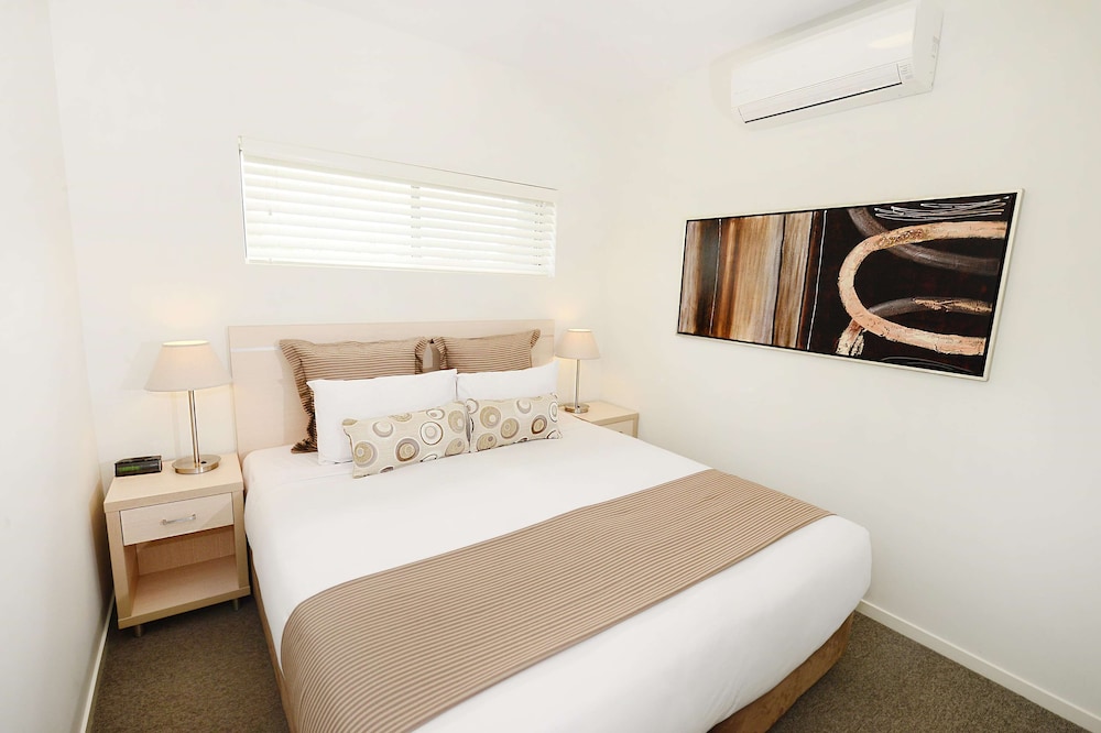 Oaks Middlemount Suites 23/53