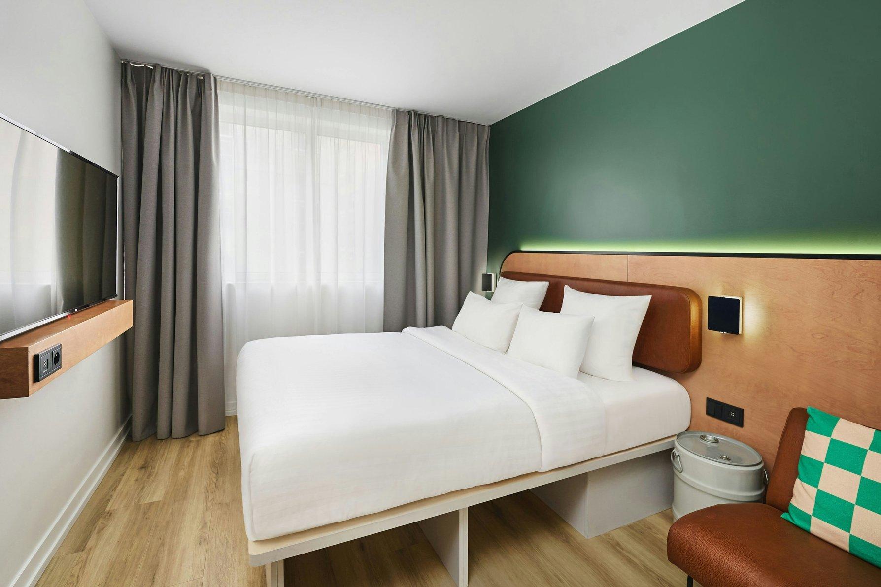 Moxy Sleeper, Guest Room, Queen Bed
