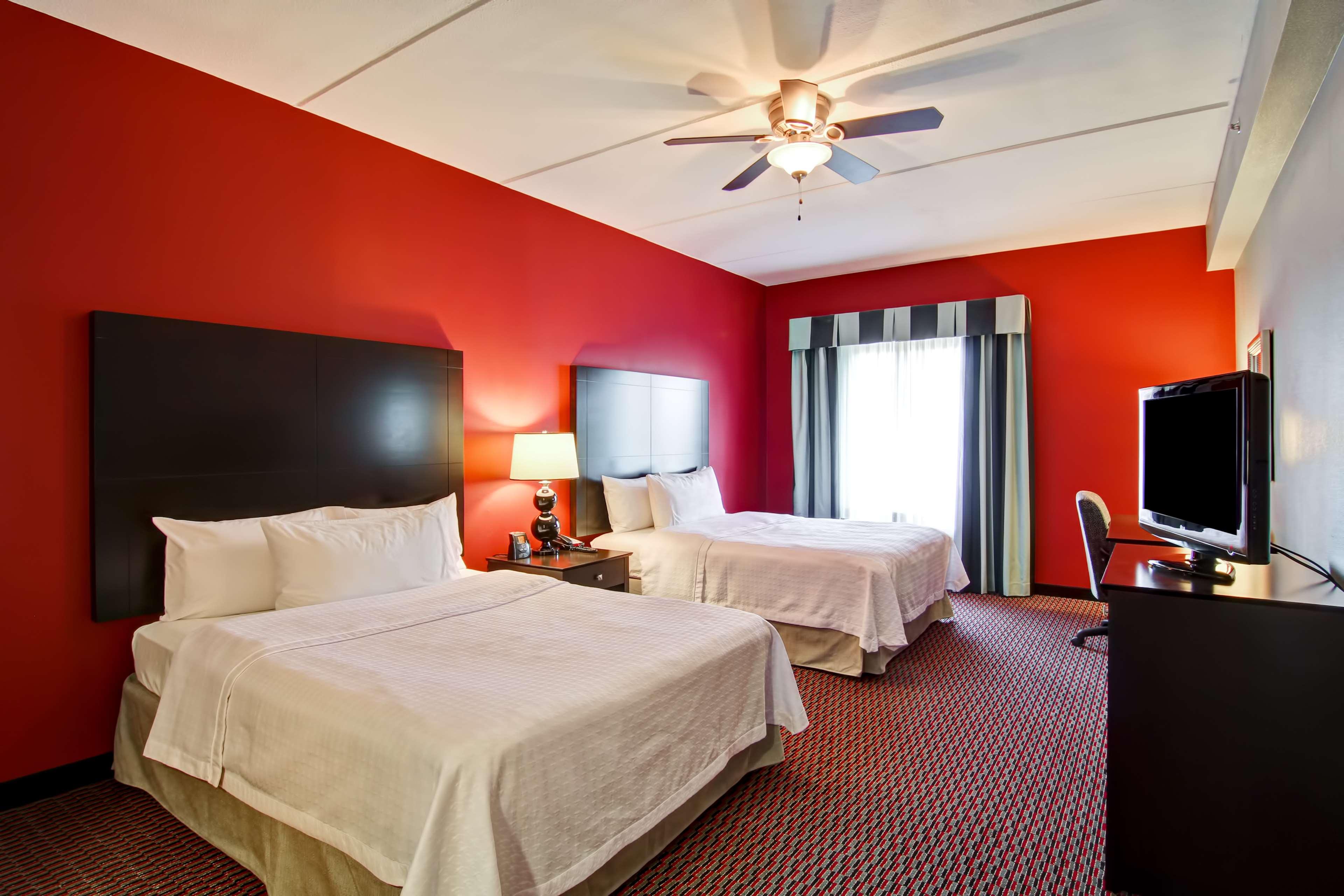 2 Bedrooms, Suite, King Bed, 2 Queen Beds, 2 Bathrooms