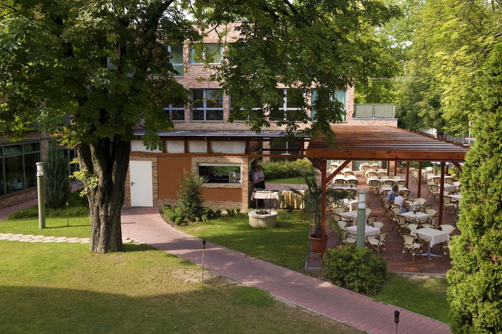 Holiday Beach Budapest Wellness 68/72