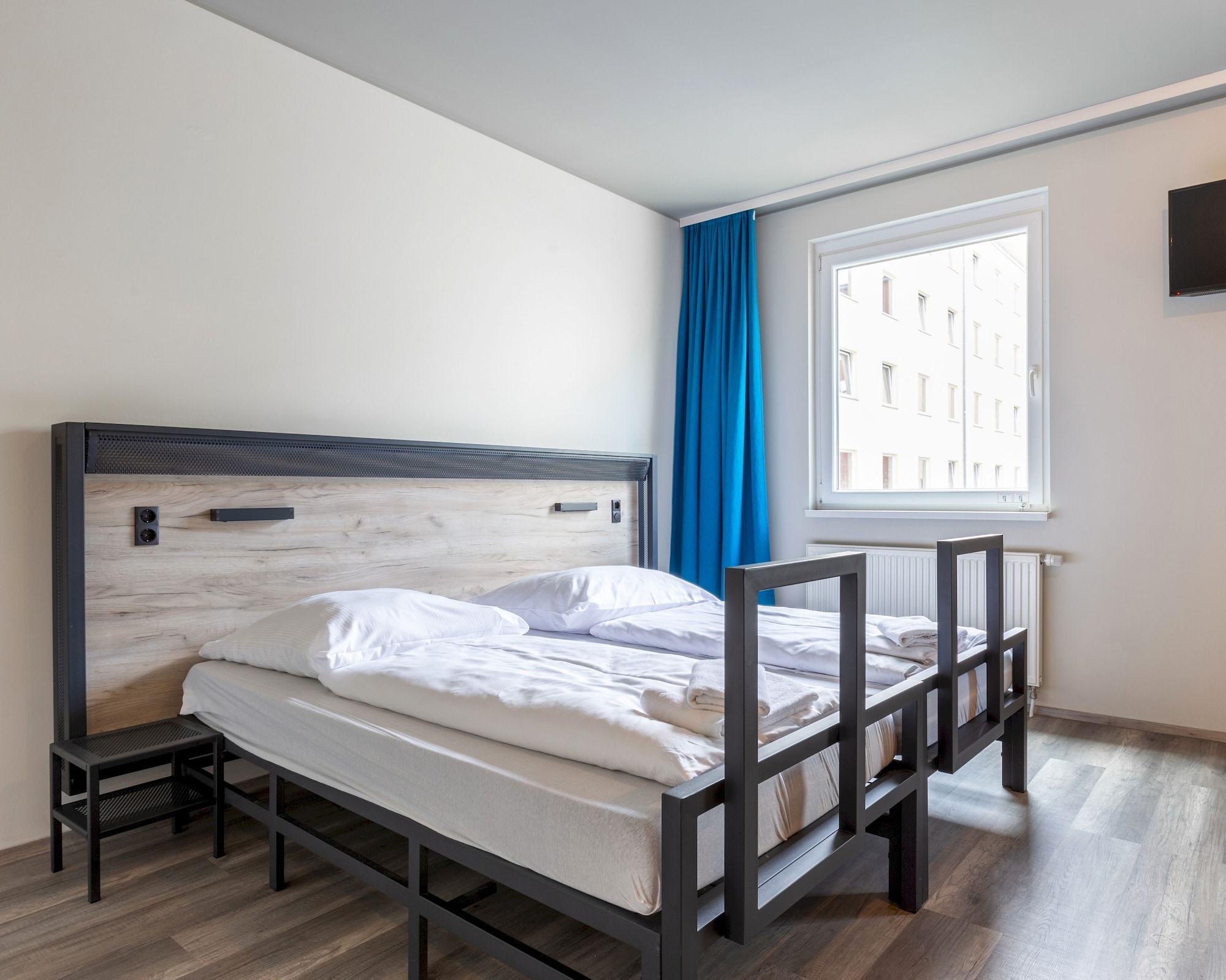 ROOM, SINGLE, TWIN BEDS