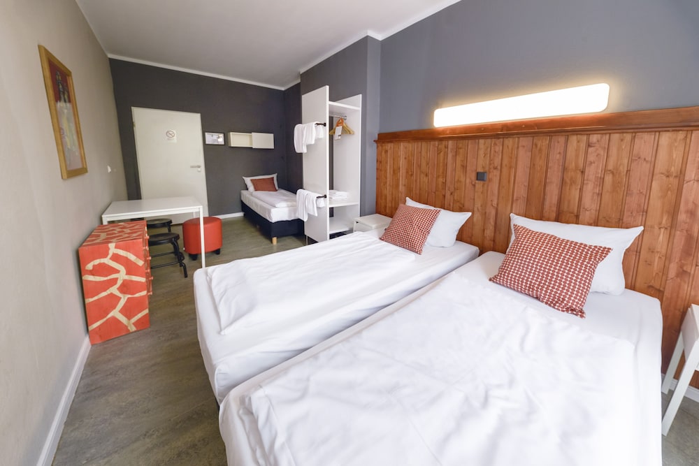 ROOM, TRIPLE, SHARED BATHROOM