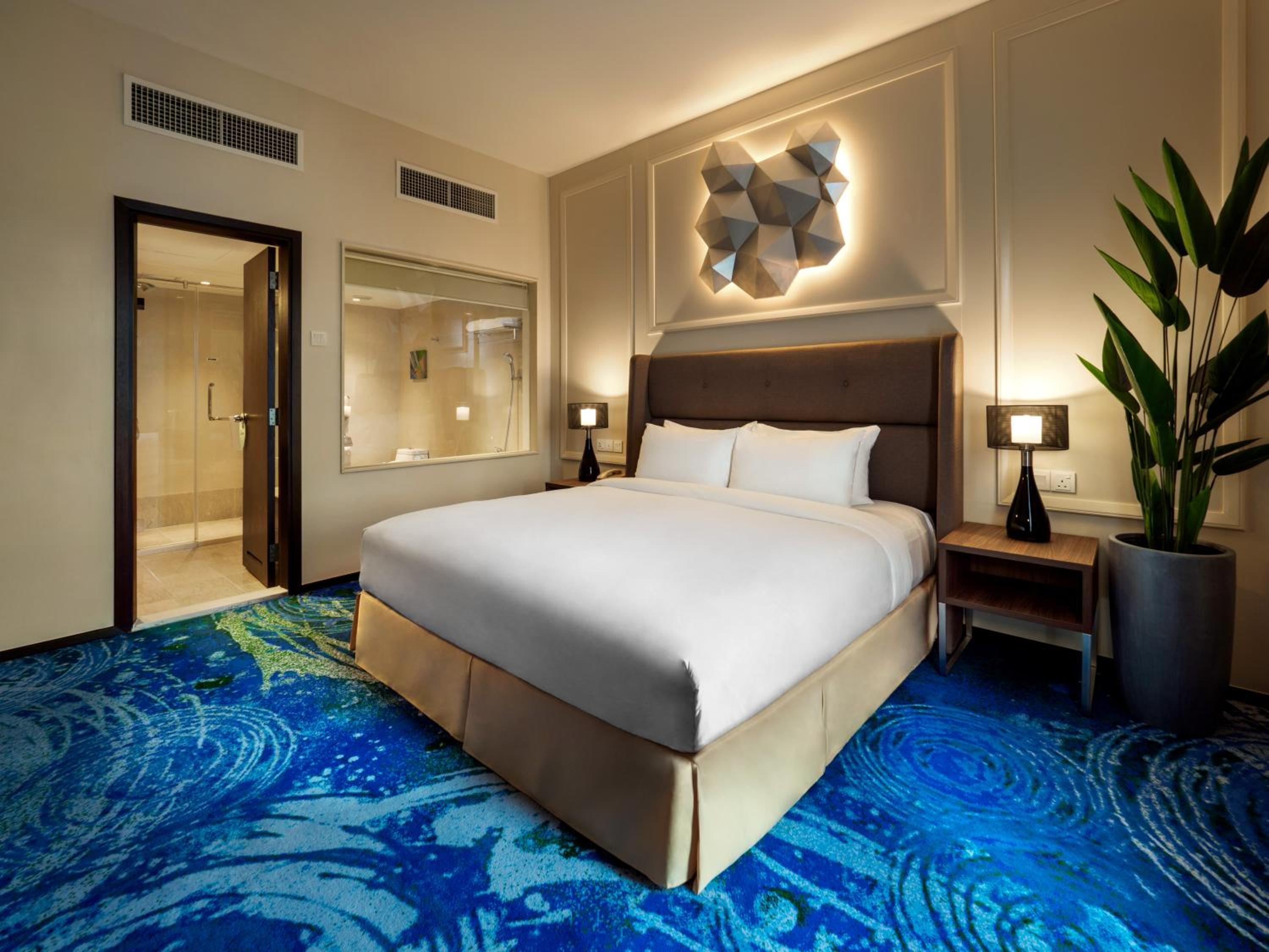 Eastin, Deluxe, Suite