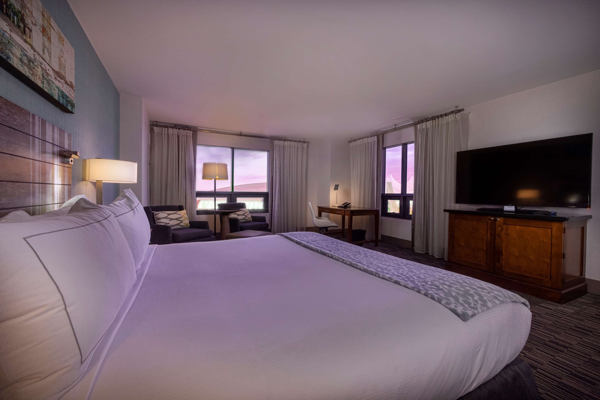DELUXE, KING BED, ACCESSIBLE