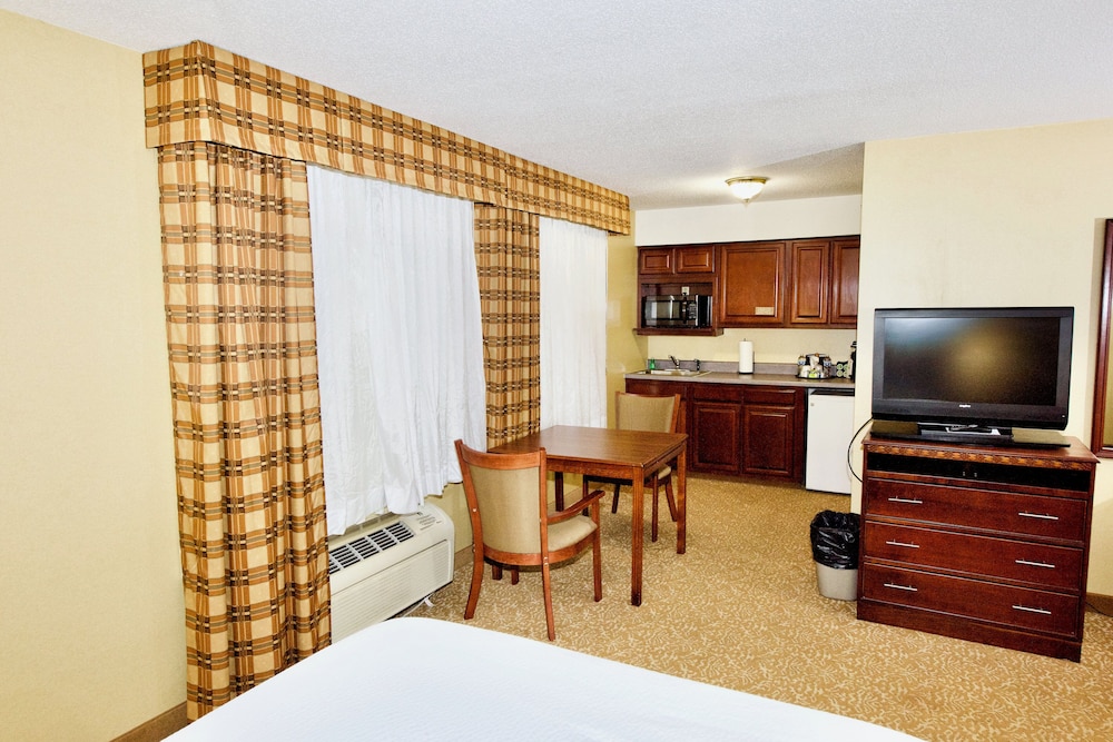 Holiday Inn Express Suites St Louis West Fenton 51/65