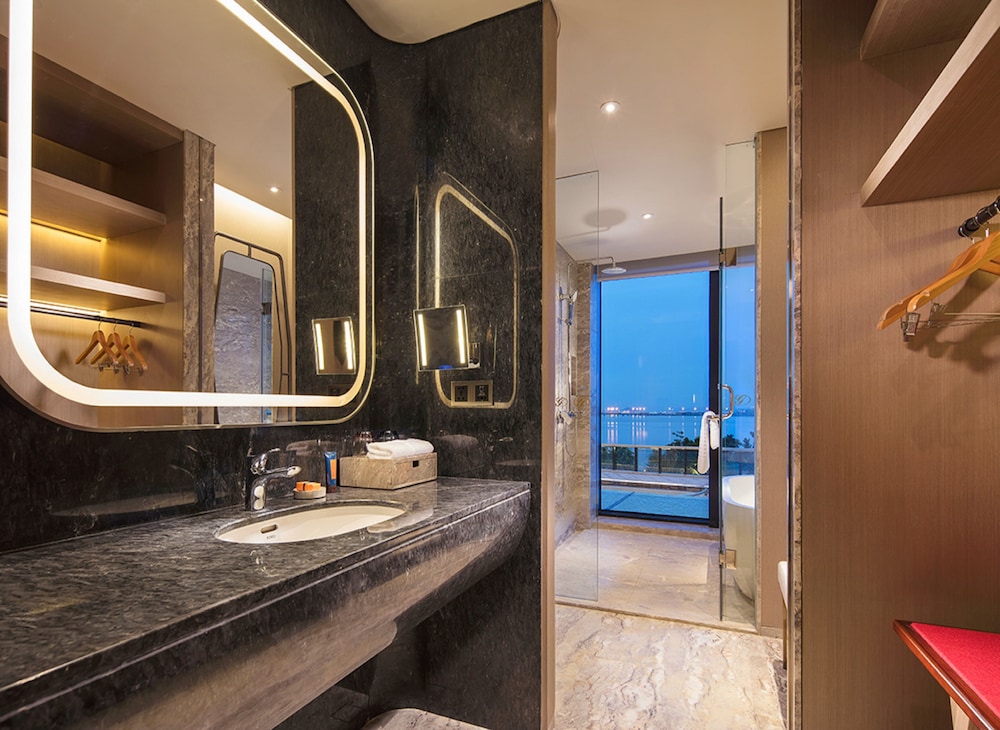 Grand Bay Hotel Zhuhai 50/50