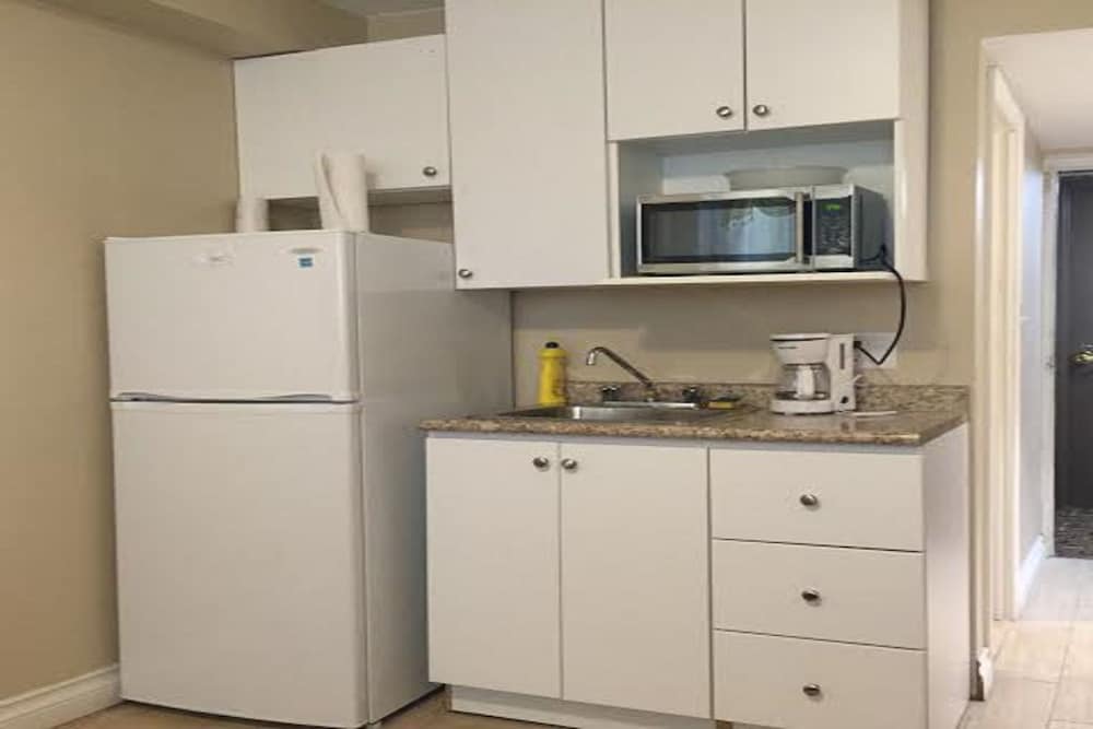 Toronto Furnished Living 50/52