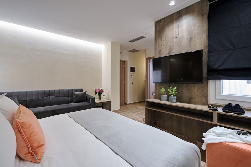 DUCHESS, ATRIUM, QUEEN BED