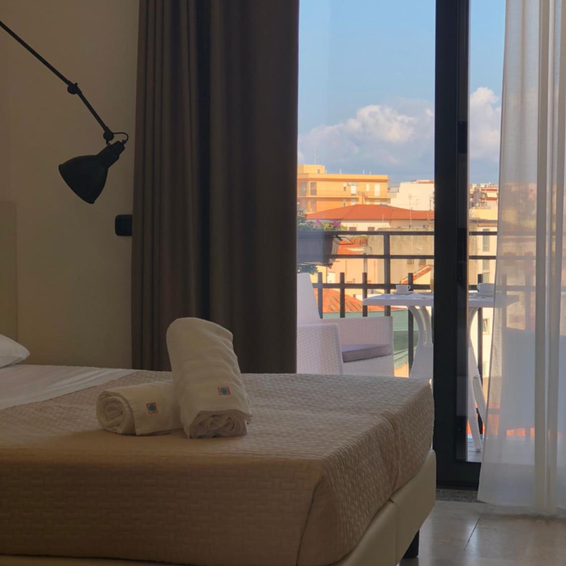 غرفة قياسية بسرير مزدوج أو سريرين منفصلين بشرفة، Milazzo INN 4/10