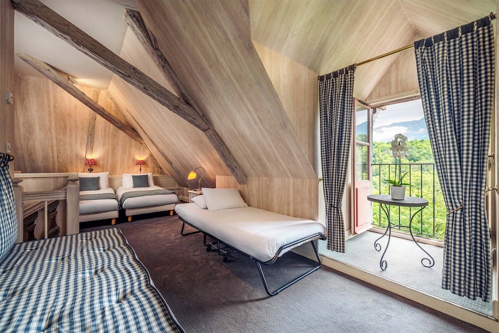 جناح بسرير كوين وسريرين فرديين، Chateau de Candie 8/10
