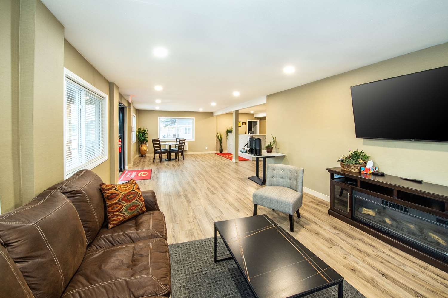 Econo Lodge Inn & Suites Pincher Creek 17/23
