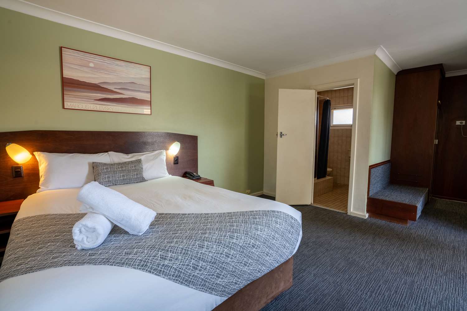 Standard, Queen Bed