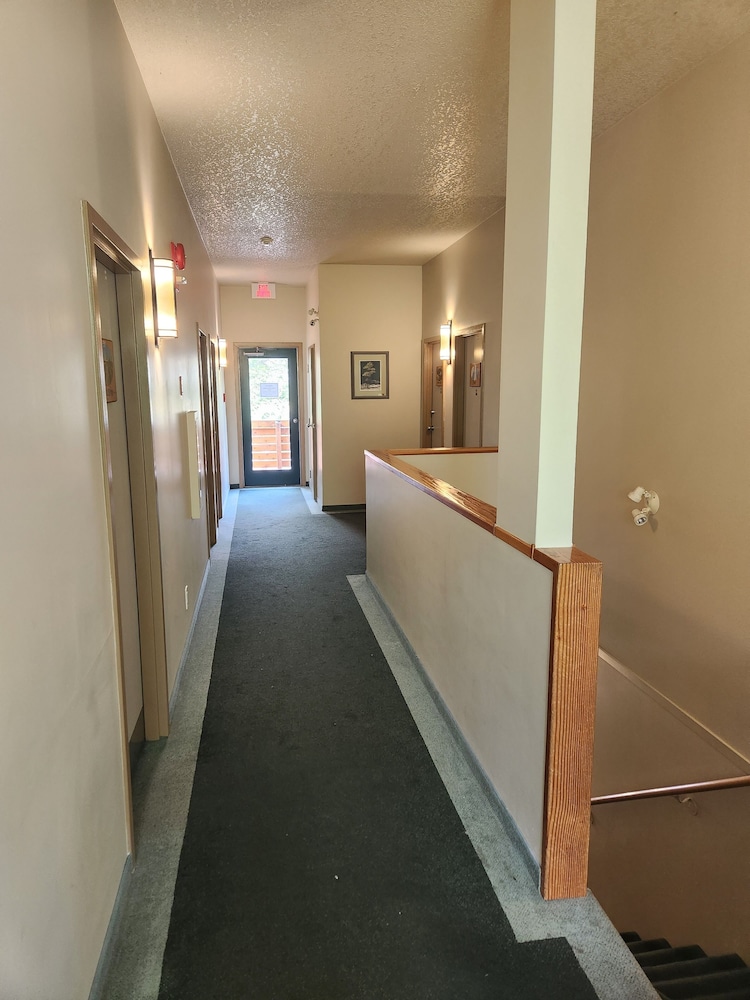 Waterton Lakes Lodge Resort 5/50