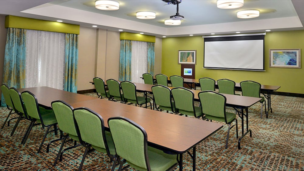 Holiday Inn Express Hotel Suites Schulenburg 65/71