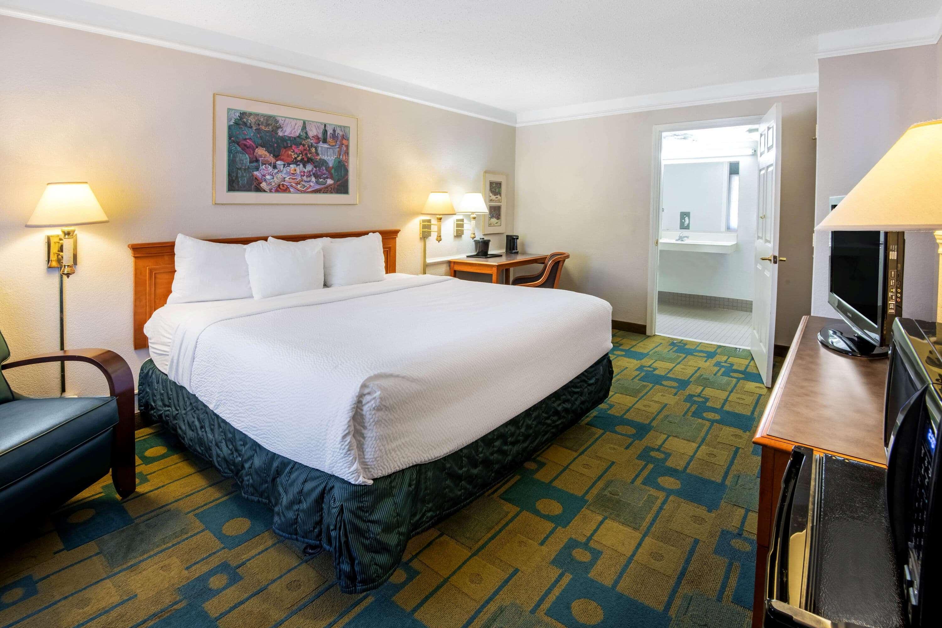 Deluxe, King Bed, Pool or Courtyard View, Accessible