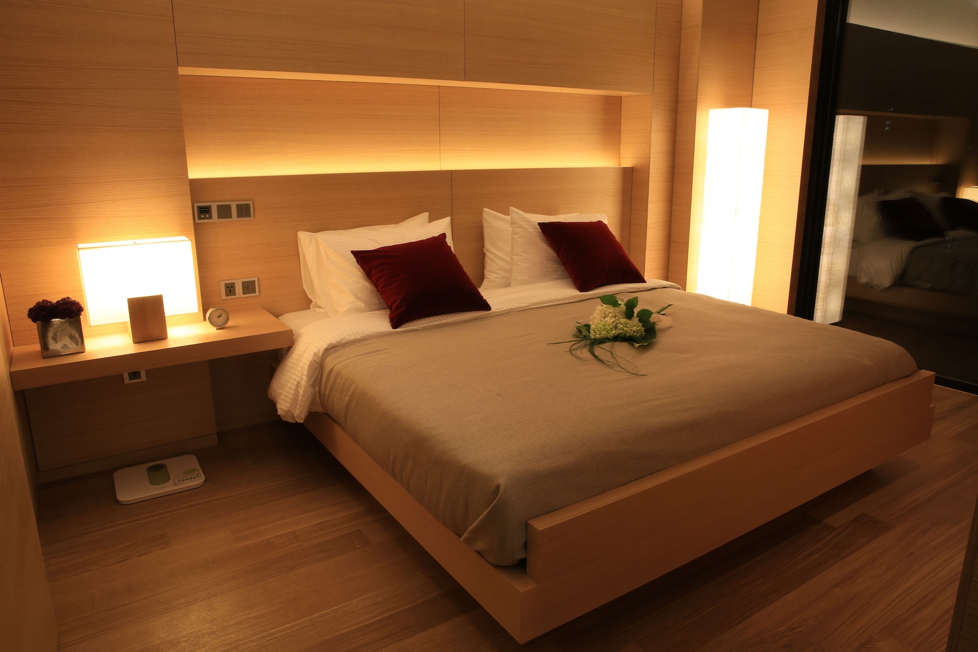 ROYAL, SUITE