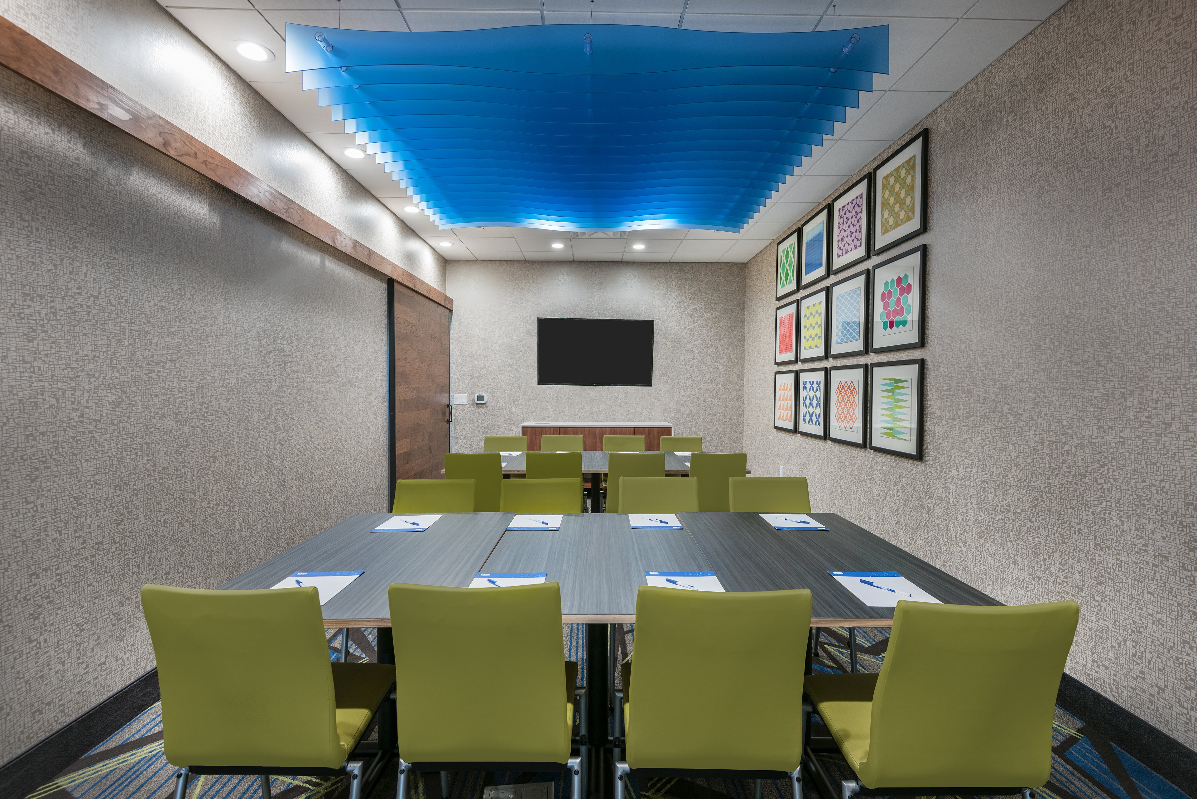 Holiday Inn Express & Suites Bryan 52/69