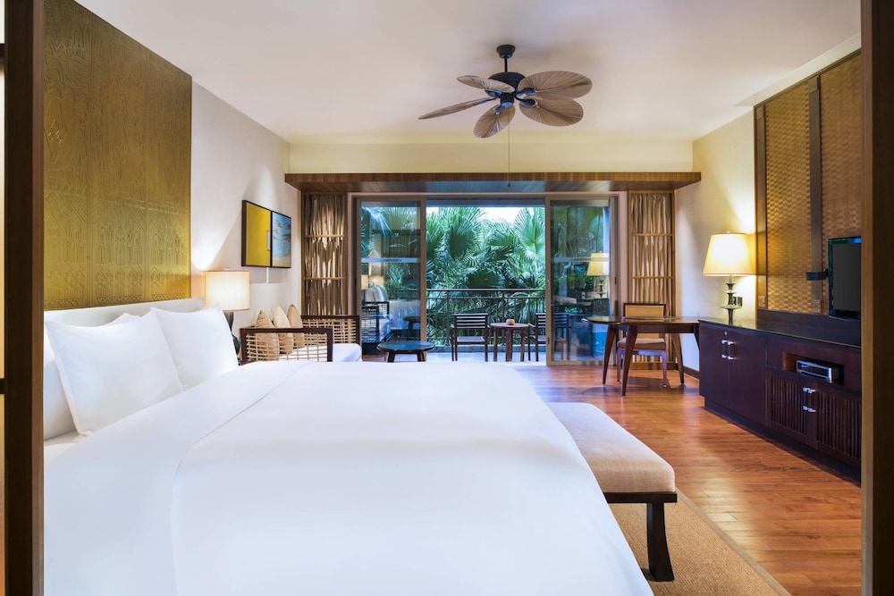 Guest Room, Deluxe, Family, King Bed, Garden View, Balcony