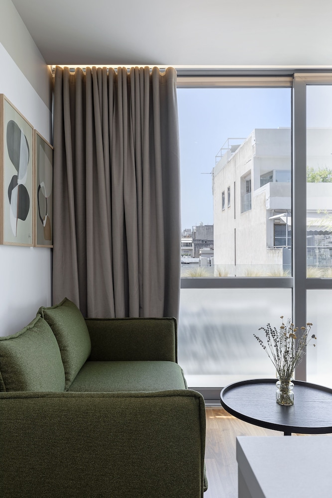 The Athenians Art Apartments 33/50