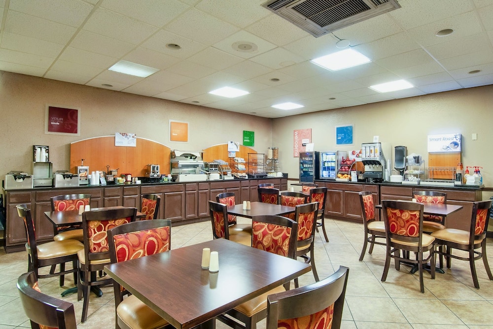 Days Inn & Suites by Wyndham Johnson City 25/36