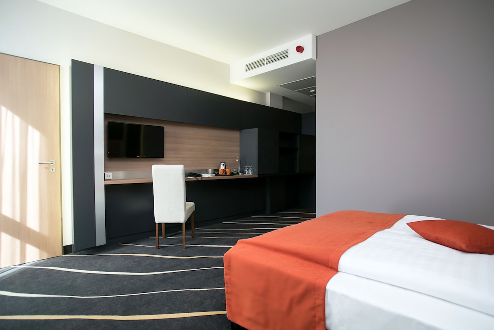 Best Western Plus Lakeside Hotel 30/58