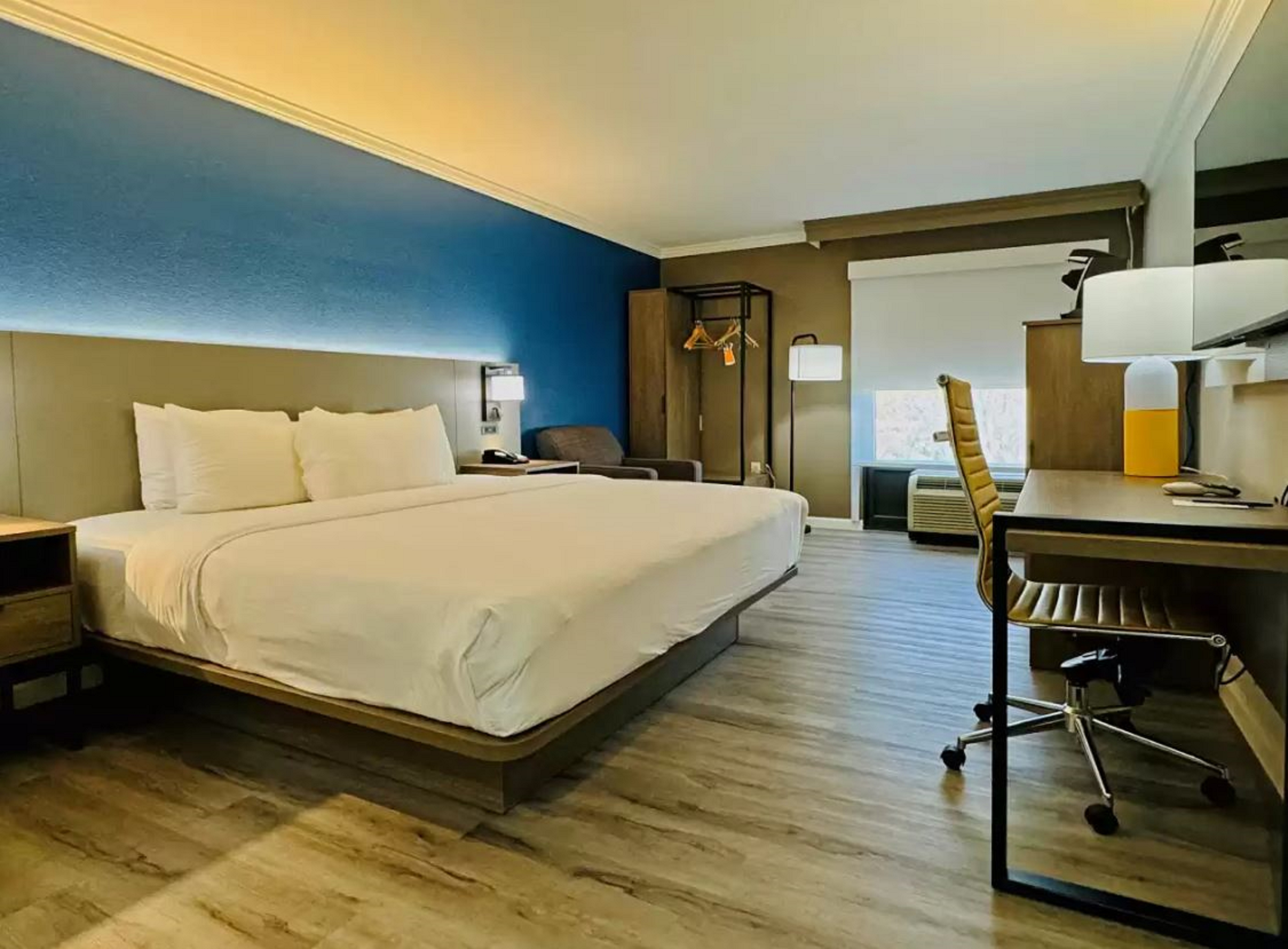 ROOM, KING BED