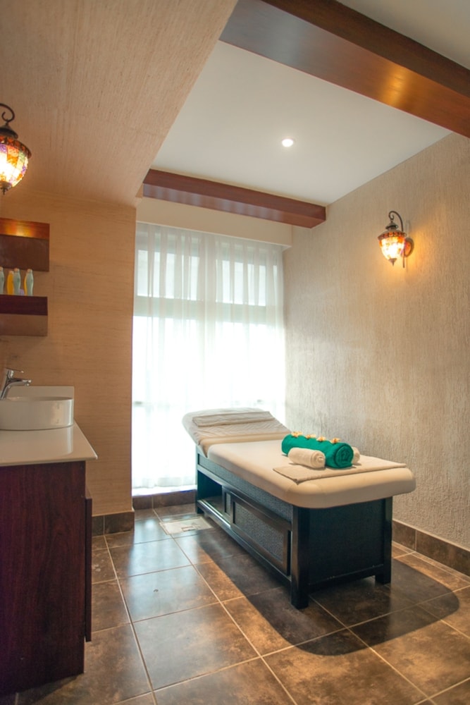 Cloud Hotel & Suites 26/37