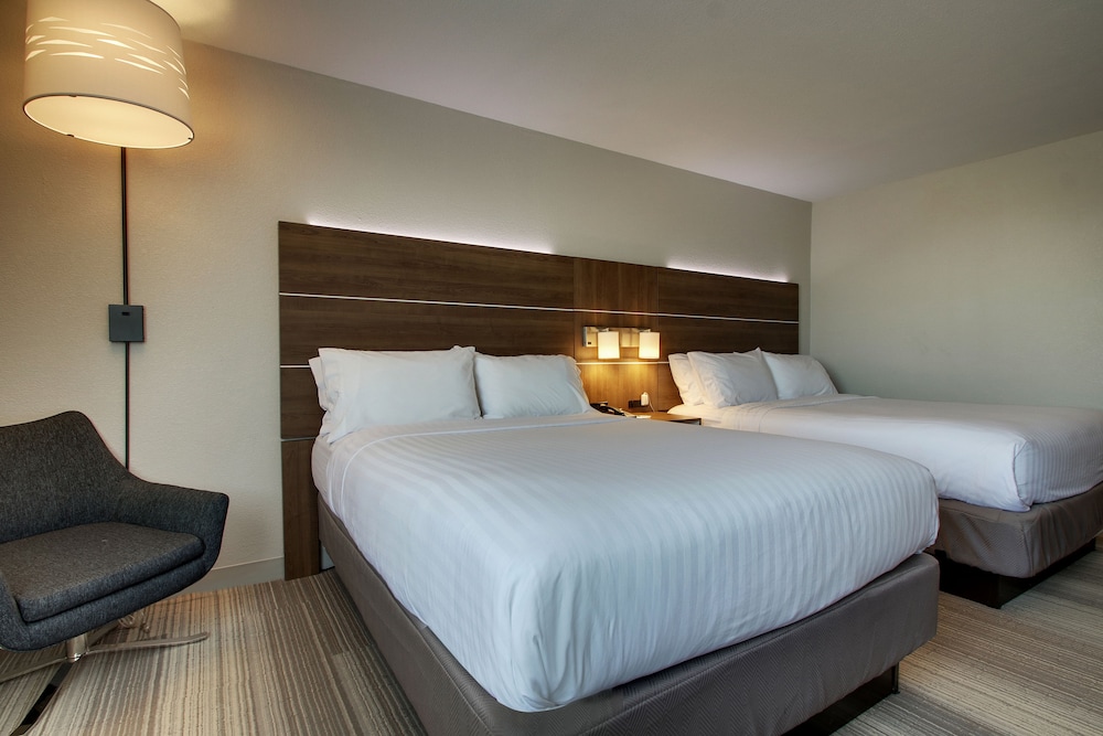 Holiday Inn Express Suites Wapakoneta 16/57
