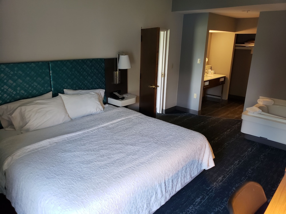 Hampton Inn Suites Newtown 23/57