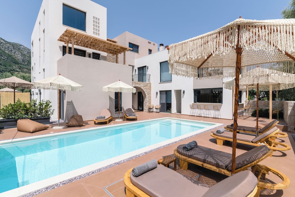 13 Keys Suites 27/31