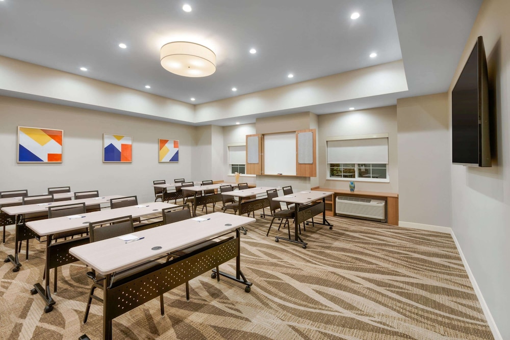 Microtel Inn and Suites by Wyndham Warsaw 38/42