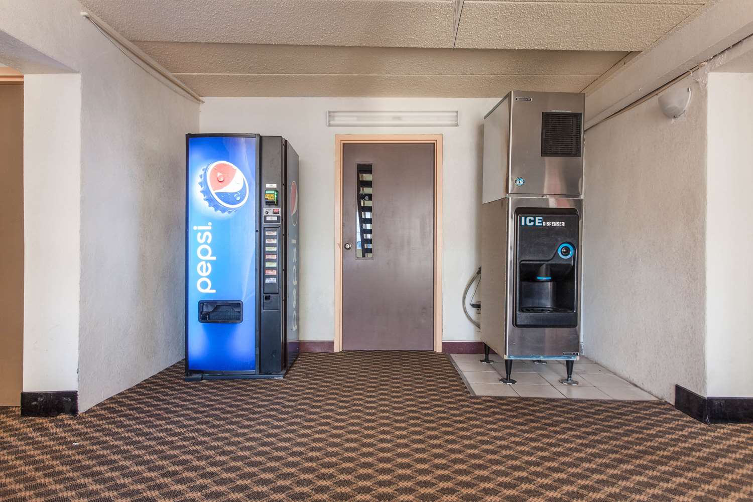 Econo Lodge Lexington, NE 24/44